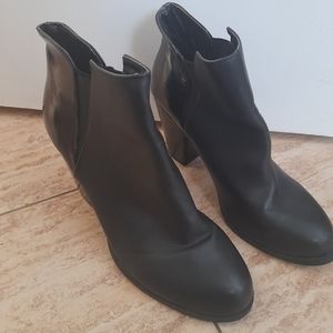 Woman Black Chelsea boots